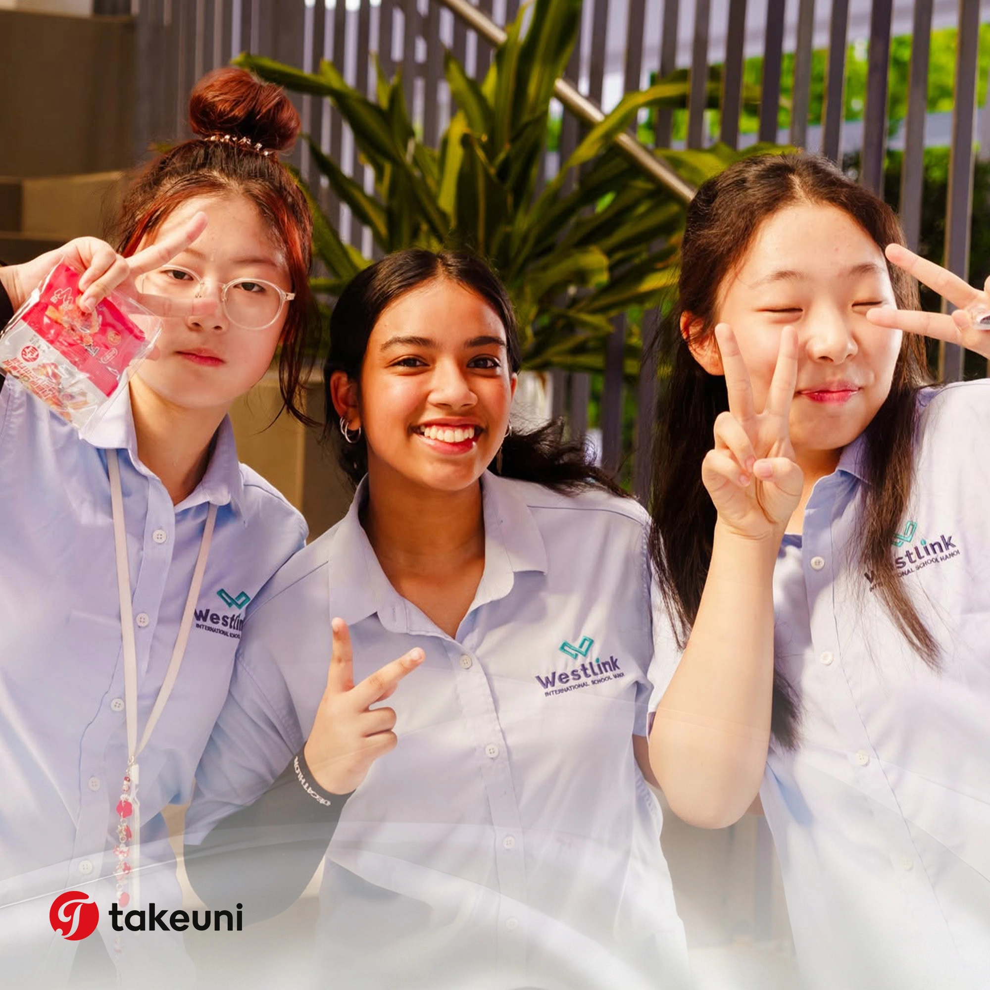 Học sinh Westlink School rạng rỡ trong mẫu sơ mi đồng phục sắc xanh thanh lịch