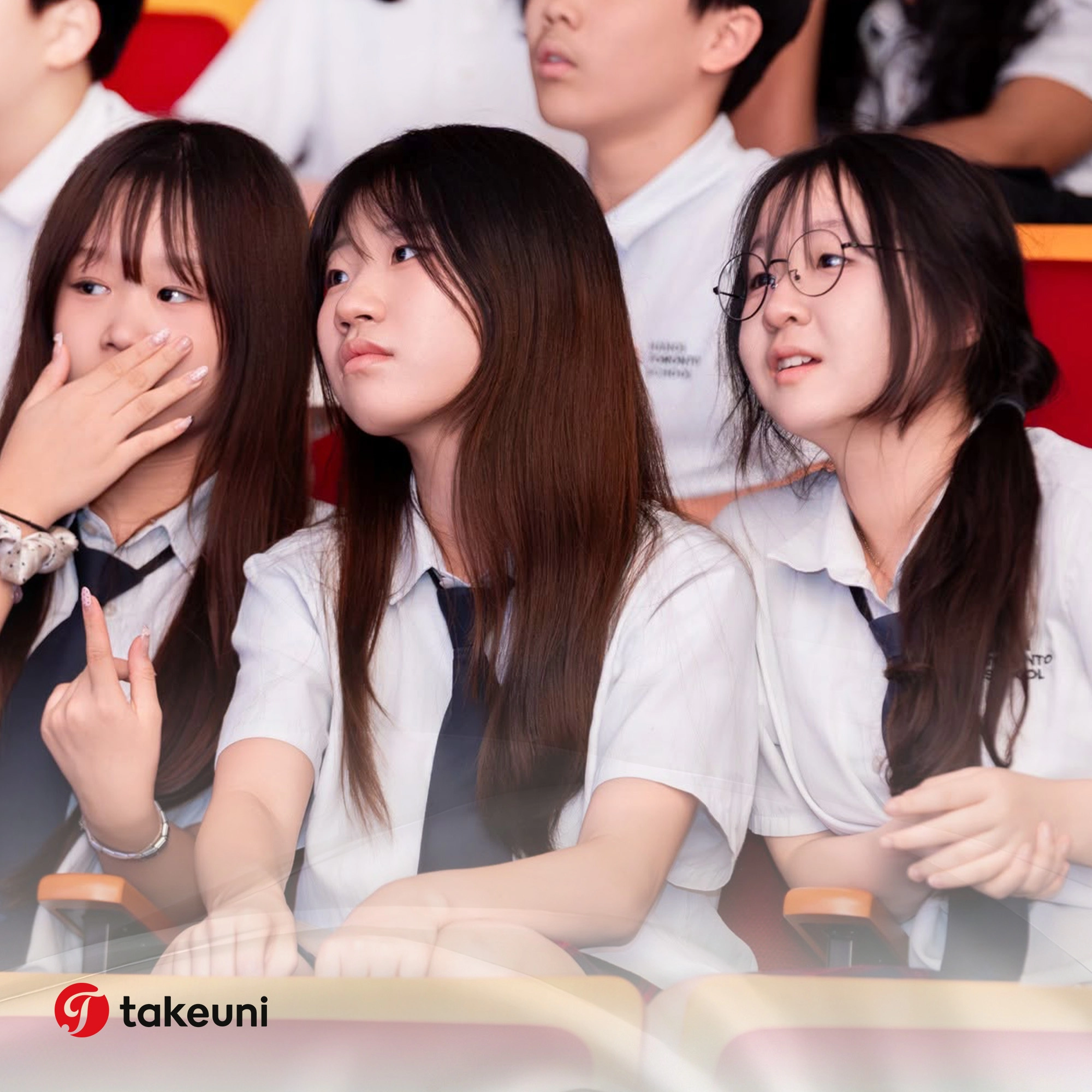 Nữ sinh Hanoi Toronto School thanh lịch với sơ mi đồng phục trắng và cà vạt xanh navy